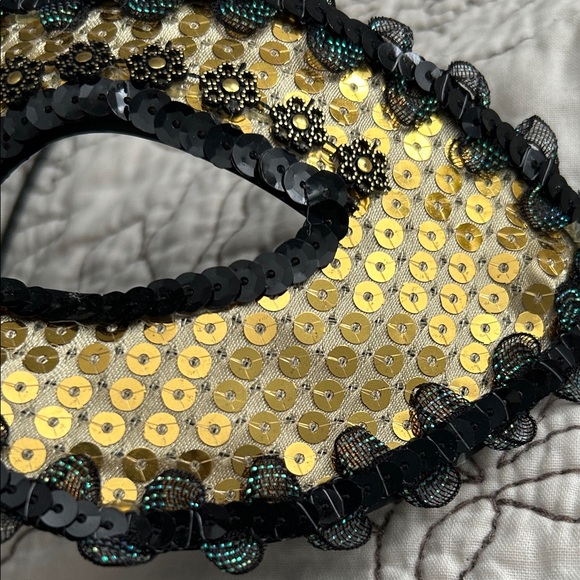 Chic Black and Gold Sequin Masquerade Mask - Picture 5 of 10